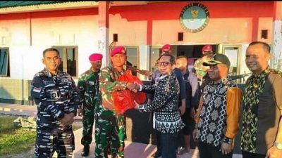Penjabat Gubernur NTT Ayodhia Kalake Serahkan Bantuan Sembako kepada Prajurit TNI Satgas Pam Puter di Pulau Ndana